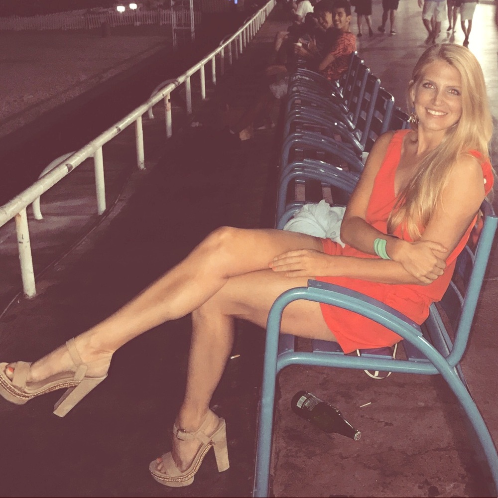 MEET YOUR POSHMARKER, Lindsay!